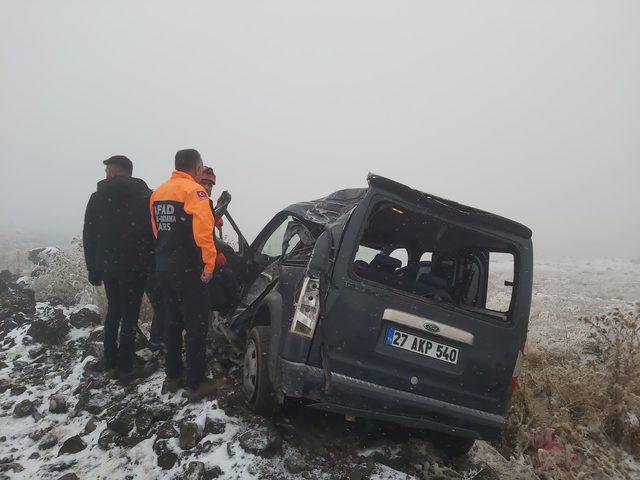 Kars'ta şarampole devrilen araçtaki 3 kişi yaralandı