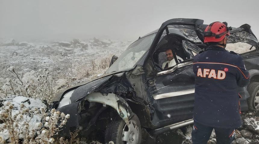 Kars'ta şarampole devrilen araçtaki 3 kişi yaralandı