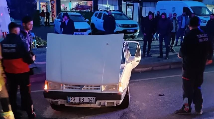 Tunceli'de iki otomobilin çarpışması sonucu 4 kişi yaralandı