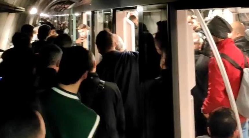 İstanbul'da metro hattında elektrik kesintisi! İstasyonlar tahliye edildi