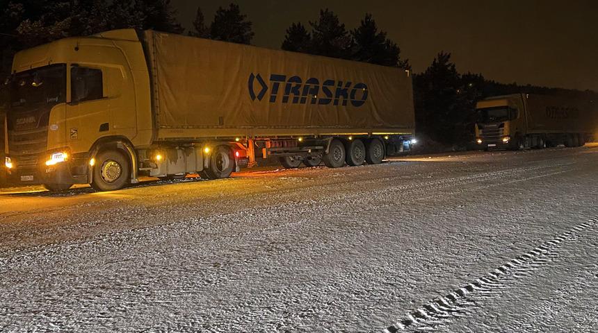 Ardahan'da buzlanma hayatı durdurdu! Tırlar yolda kaldı