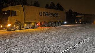 Ardahan'da buzlanma hayatı durdurdu! Tırlar yolda kaldı