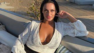 Kısmetse olur Yaren dekolteli pozlarıyla bakana bir daha baktırdı! O detaya yorum yağdı