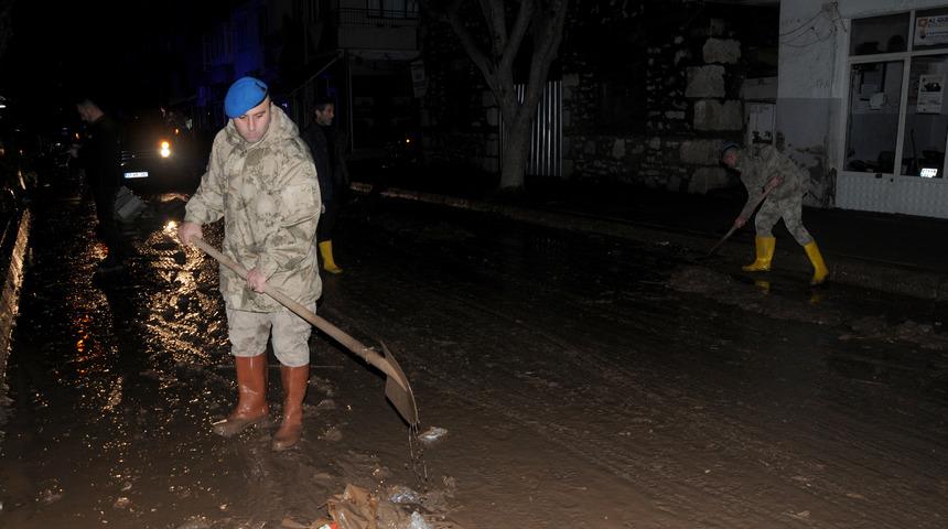 Mehmetçik, Antalya'da afetzedeler için seferber oldu