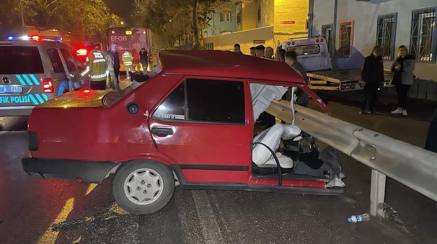 Bursa'da trafik kazasında ikiye bölünen otomobilin sürücüsü hayatını kaybetti