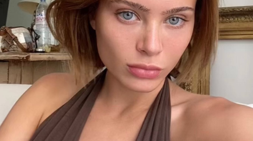 Eski yetişkin film yıldızı Lana Rhoades oturuşuyla sosyal medyada gündem yarattı! Bacaklarını iki yana açıp...