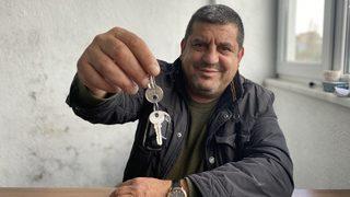 Zonguldak'ta karganın garajın anahtarlarını alıp kaçması kameraya takıldı