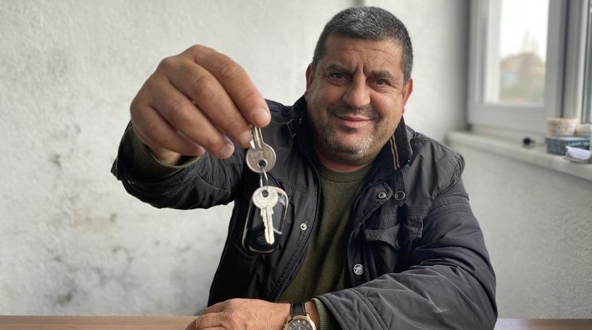 Zonguldak'ta karganın garajın anahtarlarını alıp kaçması kameraya takıldı