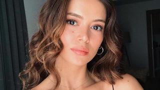 Bir Küçük Gün Işığı'nın yıldızı Seray Kaya dekolteli ayna pozunu paylaştı! 'Bana yaz lazım...'