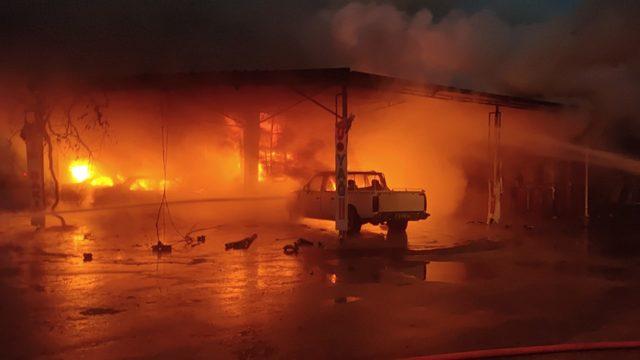Muğla'da oto tamirhanesinde çıkan yangında 4 araç zarar gördü