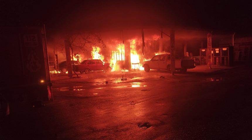 Muğla'da oto tamirhanesinde çıkan yangında 4 araç zarar gördü