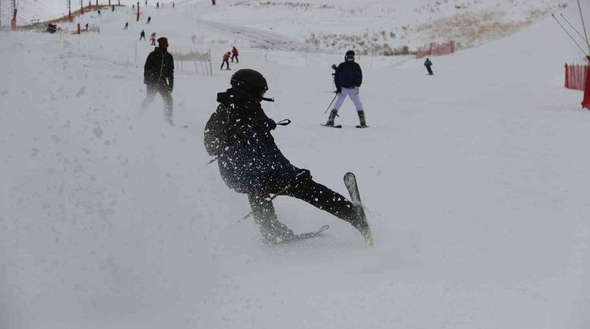 Kayak sezonu başladı, kayakseverler Palandöken’e akın etti