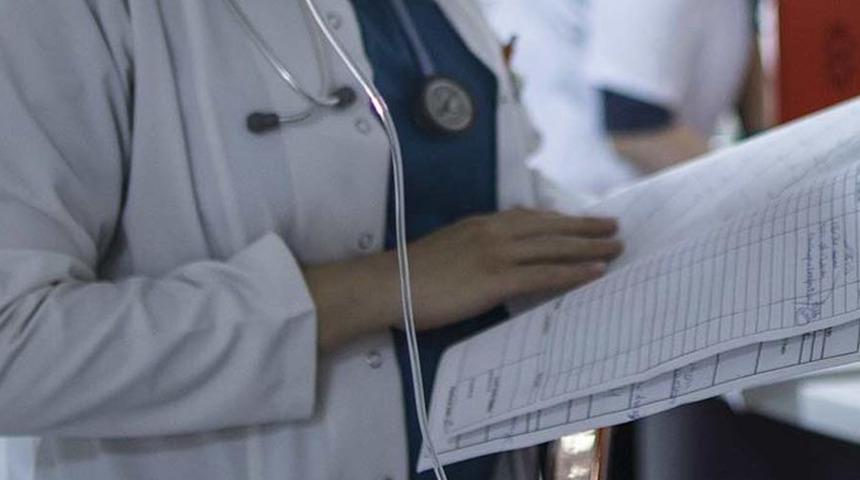 'Doktorum' dedi, önlük isteyip yoğun bakım servisine girmeye çalışırken yakalandı! Bir 'sahte doktor skandalı' daha...