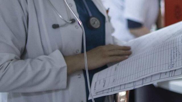 'Doktorum' dedi, önlük isteyip yoğun bakım servisine girmeye çalışırken yakalandı! Bir 'sahte doktor skandalı' daha...