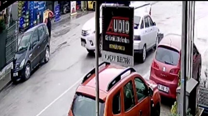 Bursa’da kamyonet ile otomobilin çarpıştığı kaza kamerada