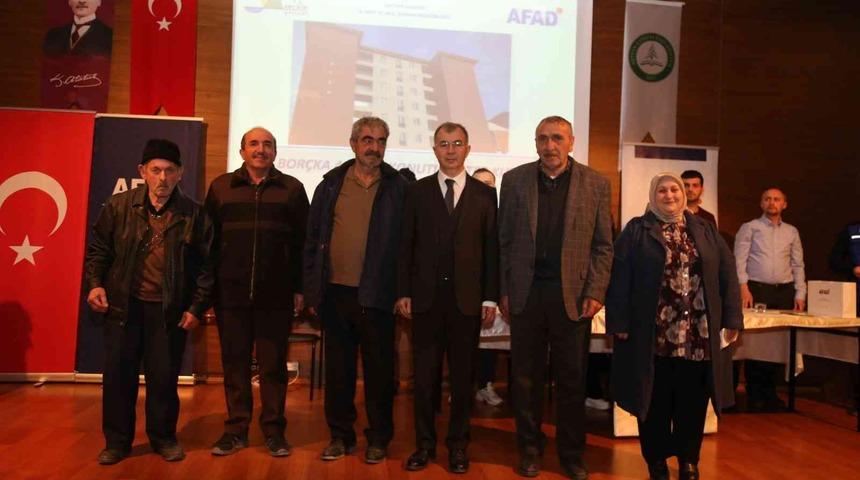 Artvin’in Borçka ilçesinde 44 afet konutunun anahtar teslim töreni yapıldı