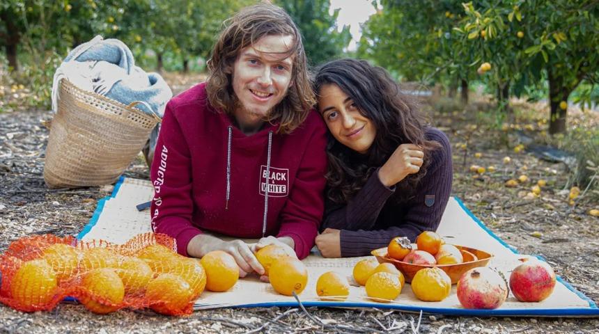 Sadece meyveyle besleniyor genellikle çıplak yaşıyorlar! ''Zaten böyle doğmadık mı?''