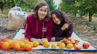 Sadece meyveyle besleniyor genellikle çıplak yaşıyorlar! ''Zaten böyle doğmadık mı?''