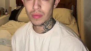 Dövme yaptığı müşterisi bir anda orgazm oldu! Üst bacağının iç kısmıydı... “Çok rahatsız ediciydi”