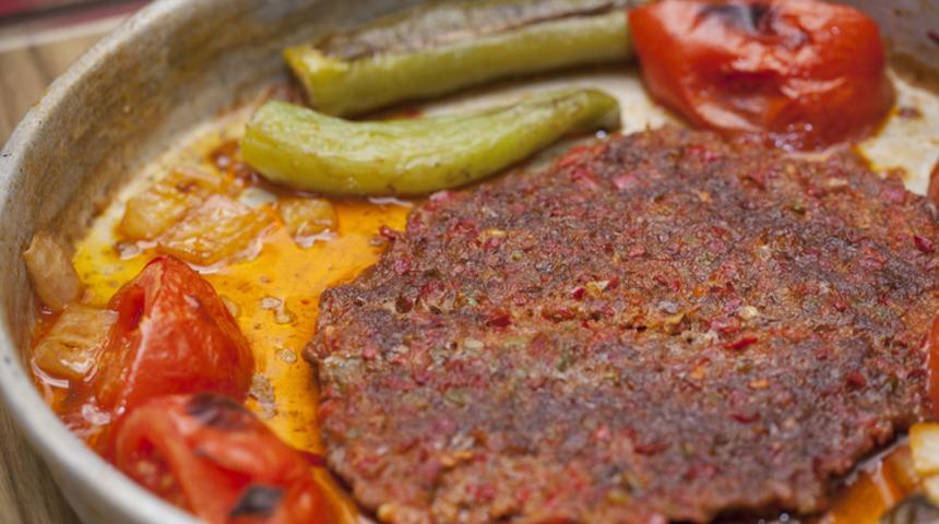 Nefis bir tarif: Kaşarlı tepsi kebabı! İşte Zuhal Topal'la Yemekteyiz kaşarlı tepsi kebabı malzemeleri ve tarifi!