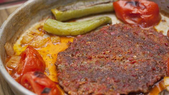 Nefis bir tarif: Kaşarlı tepsi kebabı! İşte Zuhal Topal'la Yemekteyiz kaşarlı tepsi kebabı malzemeleri ve tarifi!