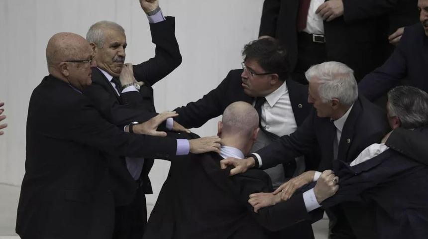 Meclis'teki yumruklu kavganın ardından ceza alan AK Partili Işık'tan ilk a&ccedil;ıklama: &Uuml;zg&uuml;n&uuml;m