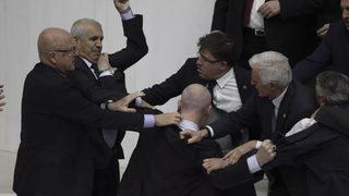 Meclis'teki yumruklu kavganın ardından ceza alan AK Partili Işık'tan ilk açıklama: Üzgünüm