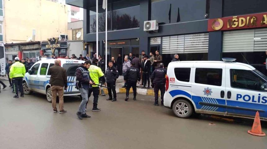 Adliye &ouml;n&uuml;nde husumetli iki grup arasında muştalı kavga: 4 yaralı