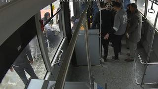 Elazığ’da otobüs şoförü, baygınlık geçiren yaşlı kadını hastaneye götürdü