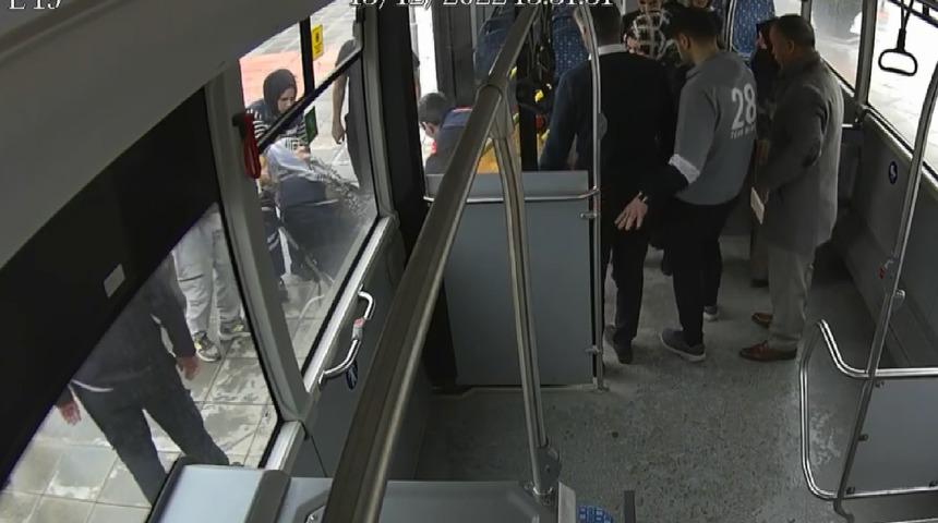 Elazığ’da otobüs şoförü, baygınlık geçiren yaşlı kadını hastaneye götürdü