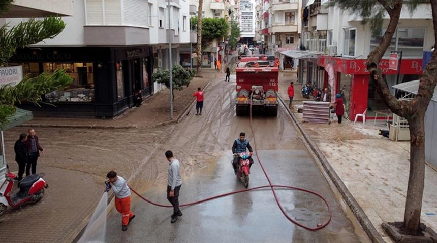 Sel felaketinden etkilenen Kumluca'da eğitime hafta sonuna kadar ara verildi