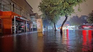 Fethiye'de bazı ev ve iş yerlerini su bastı