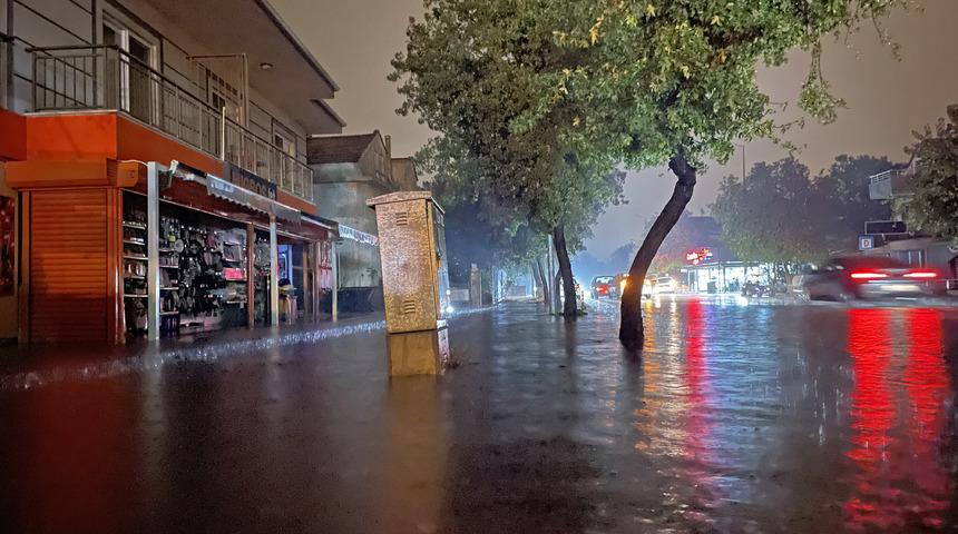 Fethiye'de bazı ev ve iş yerlerini su bastı