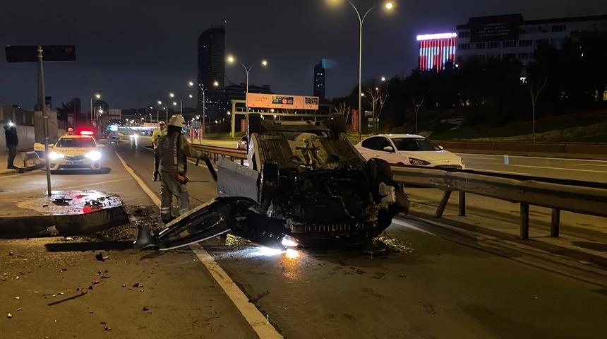 Kadıköy'de sürücü, bariyerlere çarpıp devrilen otomobilden yara almadan kurtuldu