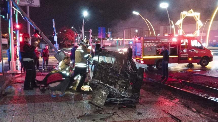 Uşak'ta yolcu trenine çarpan otomobildeki 2 kişi ağır yaralandı
