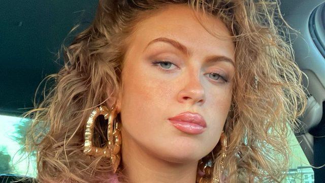 Karların ortasında minik bikinisiyle! Buharlı jakuzide paylaştı