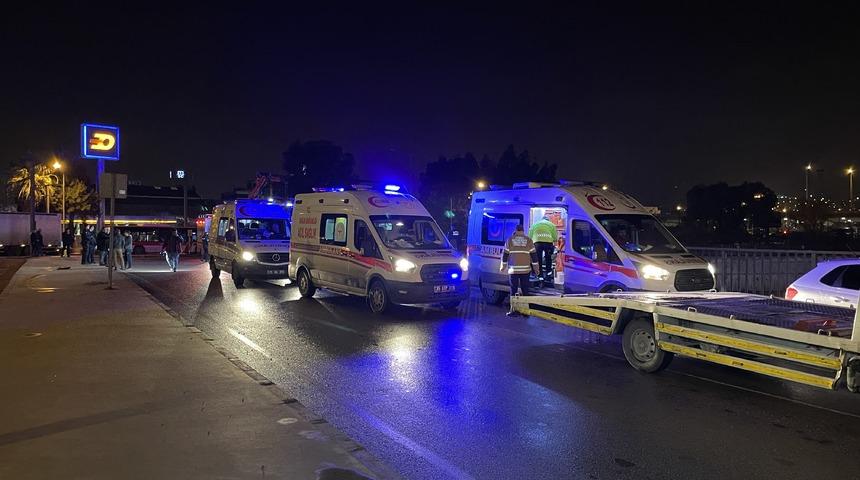 İzmir'de çaya düşen otomobildeki 1 kişi öldü, 3 kişi yaralandı