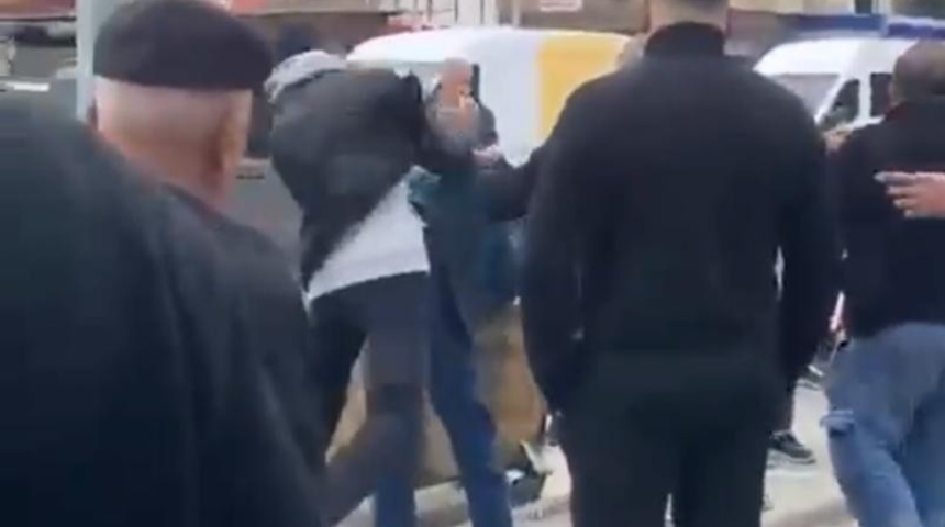 Kaldırımdaki kadını taciz etti, ortalık karıştı! Şüpheli tekme tokat dövüldü, bir kişi döner yiyerek izledi