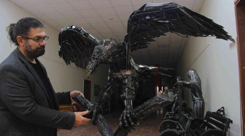 3 binden fazla atık malzemeyle 150 kiloluk dev kartal yaptı