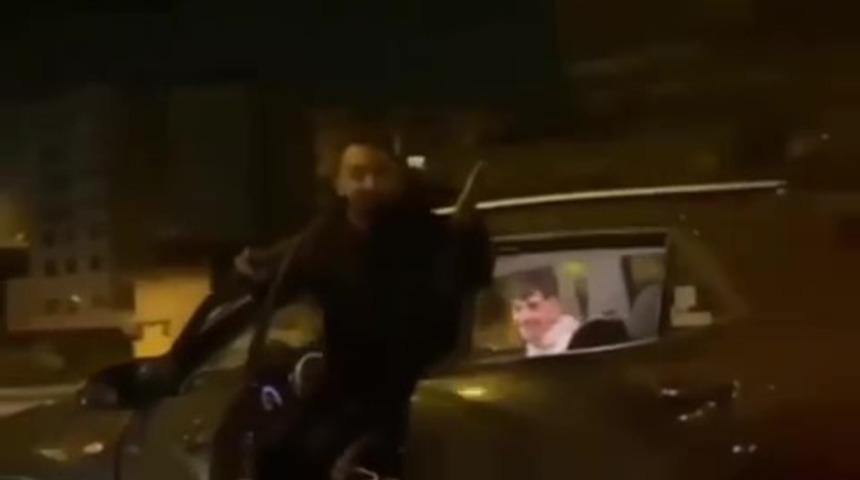 Pendik’te pes dedirten görüntü: Kapısı açık otomobili ayakta kullandı