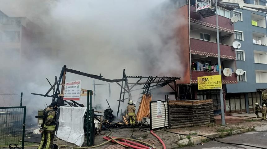 Son dakika | Ataşehir'de yangın! Binanın çatısına sıçradı, çok sayıda ekip sevk edildi