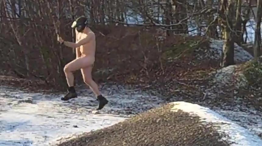 Böyle bekarlığa veda görülmedi! O çırılçıplak soyunup koştu, arkadaşları silahlarını ateşledi