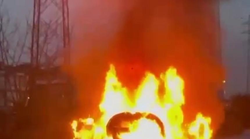 Alev topuna dönen araçtan geriye demir yığınları kaldı