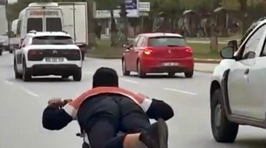 Motosikleti yüzüstü yatarak kullanan gencin görüntüleri tepki çekti