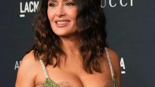 56 yaşındaki Salma Hayek dekoltesiyle nefes kesti