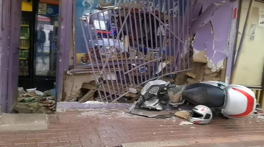 Otomobil iş yerine daldı: 1 yaralı