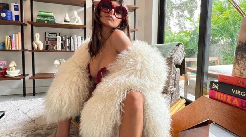 Resmen sanat için soyundu! Eski yetişkin film yıldızı Mia Khalifa çırılçıplak bedenini Picasso tablosuyla örttü
