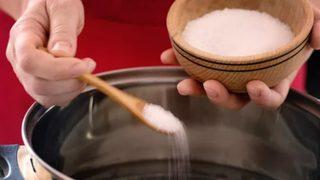 Tuzu kaçan yemeği ziyan etmeyin! Püf noktaları kullanarak yemeği kurtarın