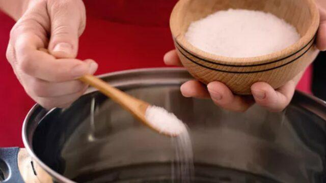 Tuzu kaçan yemeği ziyan etmeyin! Püf noktaları kullanarak yemeği kurtarın