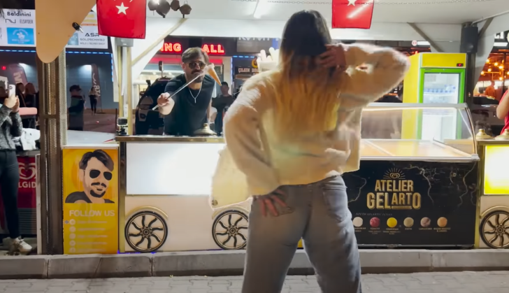 Fenomen Çılgın Dondurmacı'ya tokat... İzleyenlerin ağzı açık kaldı! Dansları olay oldu arkasından geldi ve... G2
